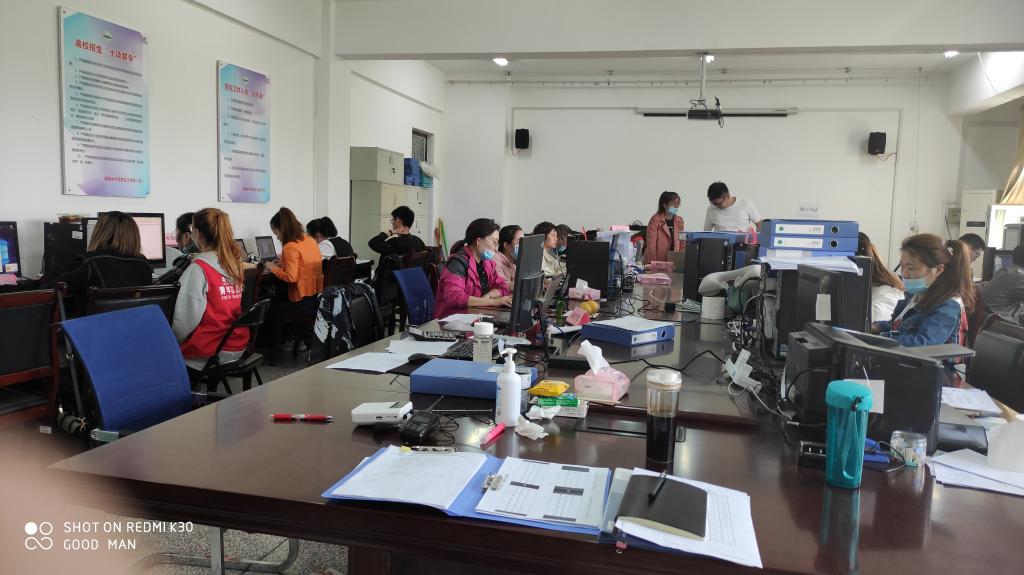 老师和志愿者在收集汇总返校学生信息